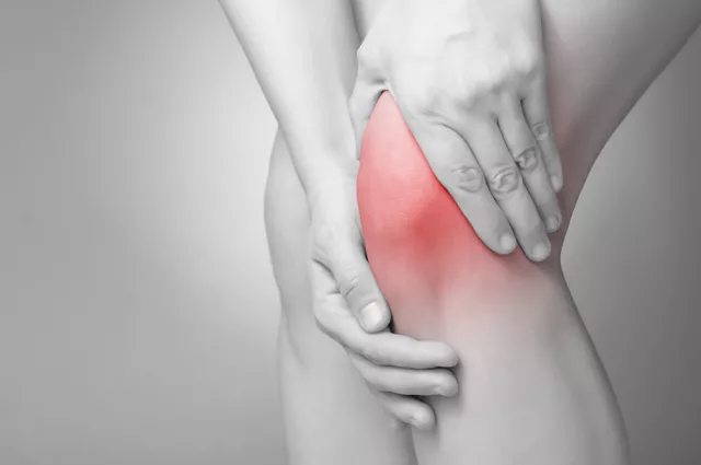 正常关节里有“水”吗？关节腔积液的症状？